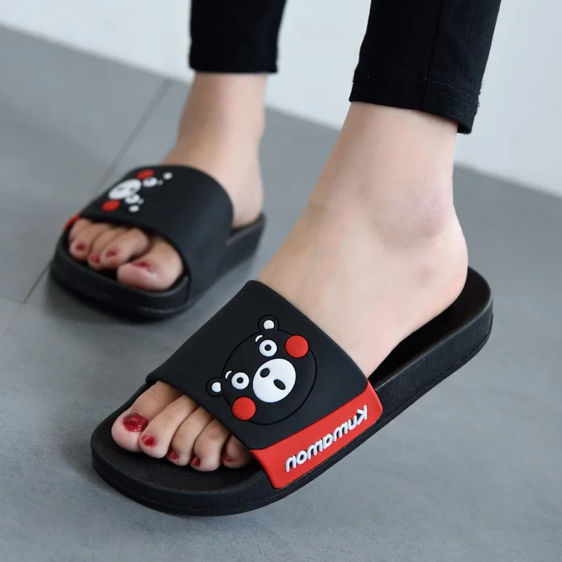 Home Bathroom Wear - รองเท้าแตะคุมะมอนลายโบว์ฤดูร้อน แฟชั่นสำหรับผู้หญิง กันลื่น ใส่ในบ้าน ห้องน้ำ ใช้ได้ทั้งในร่มและกลางแจ้ง
